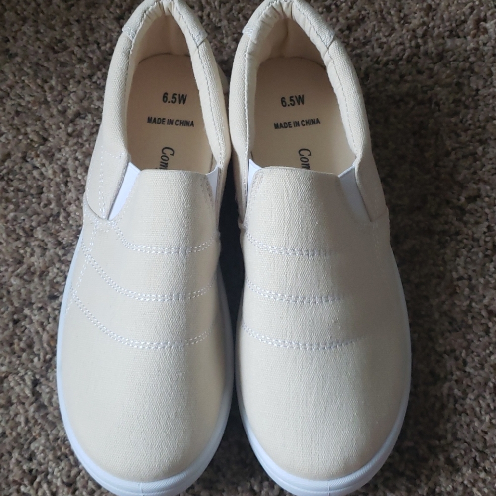 Like new comfy slide ons
